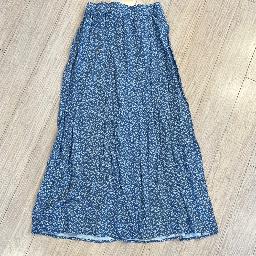 Brandy Melville Blue and White Pleated Maxi Skirt